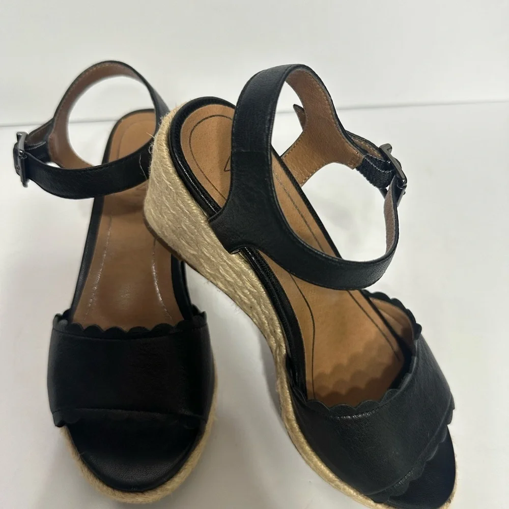 Vionic Black Leather Espadrille sandals size 5 pre owned Exellent condition.